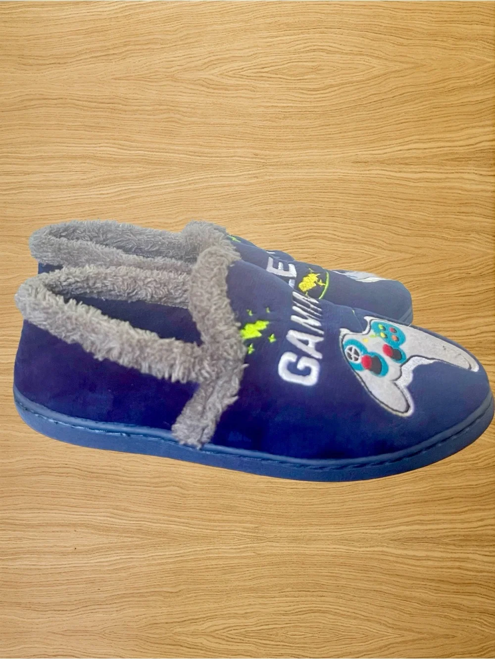 EUC Wonder Nation Boys Gaming Legend Lounge Slippers Size 2-3